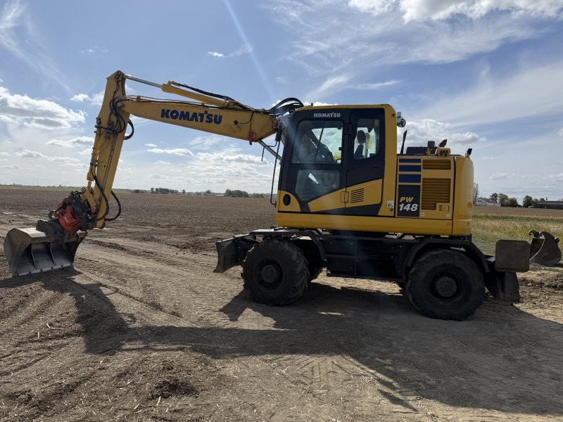 Pelle à pneus KOMATSU type PW148-11